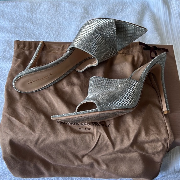 Gianvito Rossi, Alise silver mules. Gently used. Fits a true size 8 in women’s. - Picture 6 of 8
